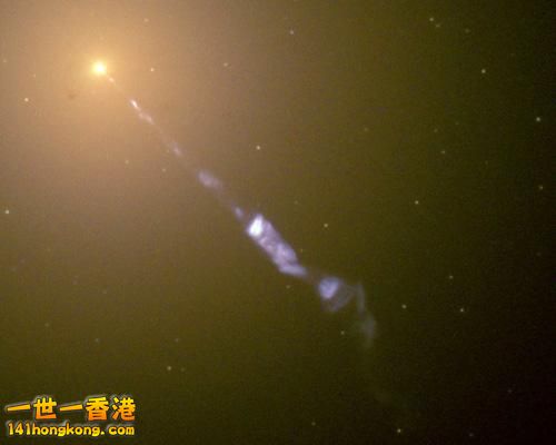 　这是M87，它发出的一道明亮喷流宛如宇宙探照灯。这是一束电子流，这些亚原子粒子以接近光速的速度运行。 ...