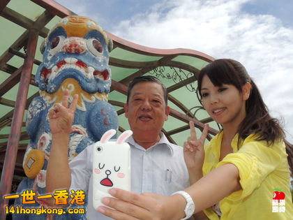 鎮長陳昆第介紹與風獅爺合影換章戳的方法