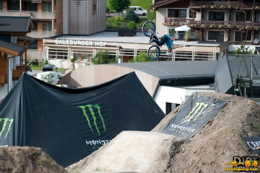 mehdi-frontflip nohander.jpg