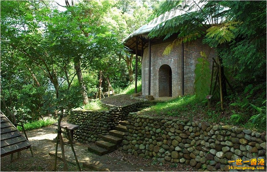 故於相思林間設置一座「木炭窯」，