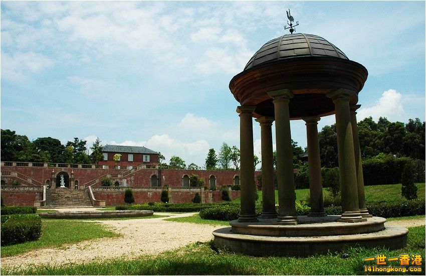 噴水、精靈亭、雕像、台階，創造一處吸引遊客及藝術家到訪的美景