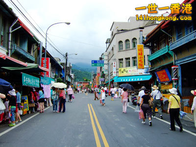 主要幹道中正路上常見買土產的遊客