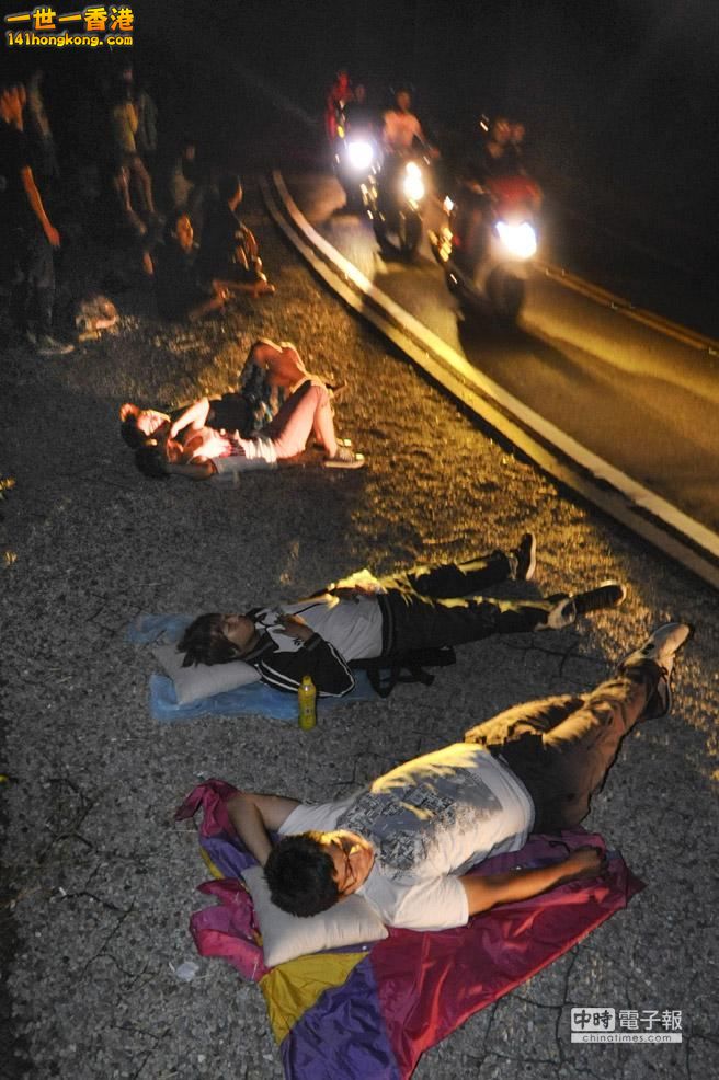 不少民眾下車步行，直接在躺臥在車道旁觀看流星