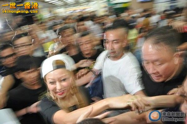 粉絲握手，機場大廳一片混亂