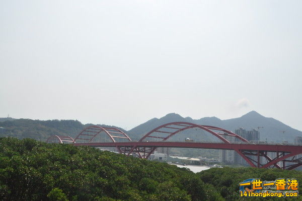 鮮紅色的圓弧外觀，讓關渡大橋成為當地的一大地標