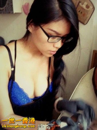 酒促正妹連刺青工作時都穿著相當火辣