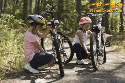 girls-with-bikesjpg-e62f665fd5ca2f19_large.jpg