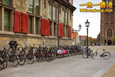 14165394-lot-of-bicycles-in-old-holland-town-delft--main-dutch-transport.jpg