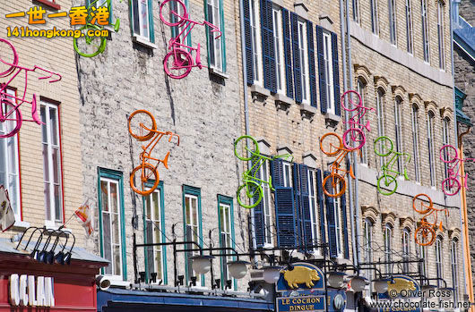 Quebec-old-town-bikes-on-facade-8153.jpg