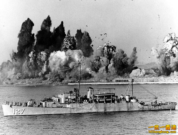 美軍伯格爾號驅逐艦在觀察興南港設施被爆破.jpg