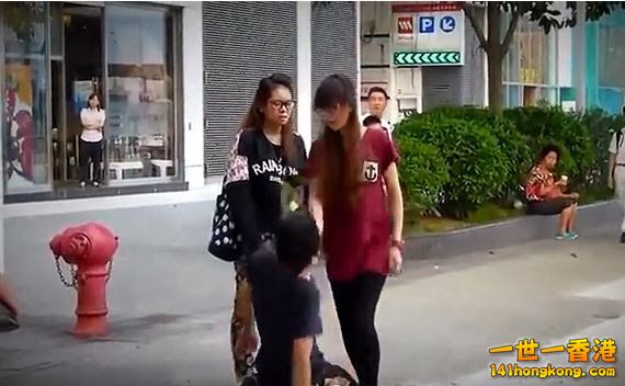 史上最強悍港女 港男跪地遭港女狂掌摑 ( HD ) - YouTube - Mozilla Firefox_2013-10-05_19-51-23.jpg.jpg