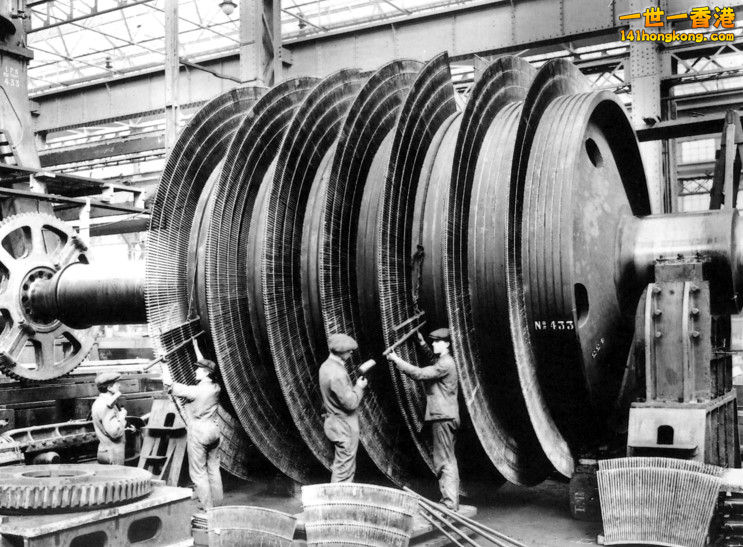 Britannic\'s turbine engine being assembled.jpg