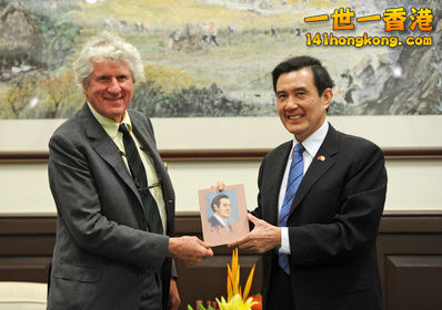 總統馬英九（右）5日在總統府接見英國女王御用畫師、英國王家肖像畫師協會前主席斐士廷(Andrew Festing）（左），並接受斐士廷為他繪製的肖像畫。.jpg.jpg