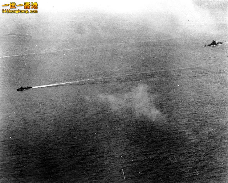 連續被炸彈擊中入水並且速度下降的「大和」（右）。.jpg