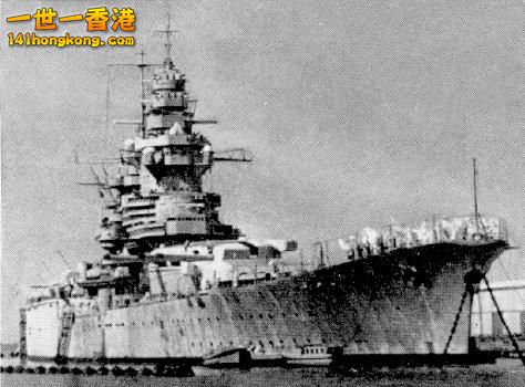 Richelieu at Dakar, in 1941; there were three fire control systems atop the fore.jpg