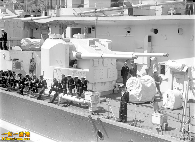 Secondary battery 5.25-inch dual purpose turret of King George V.jpg