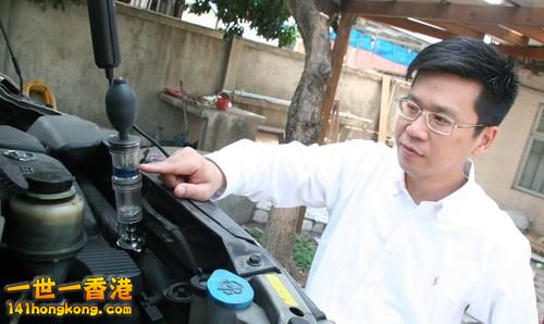 2 香港驗車中心負責人朱祖恩利用引擎燃燒測試劑，檢查引擎有沒有出現燒簪口問題。.jpg.jpg