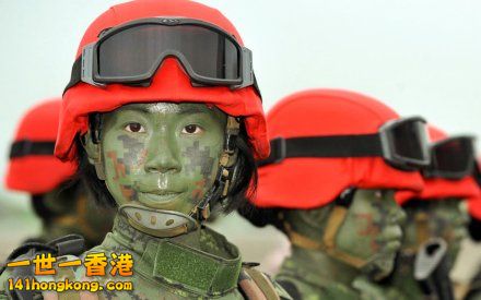 ok-A group of Taiwanese female paratroopers pose for photos after a drill held a.jpg