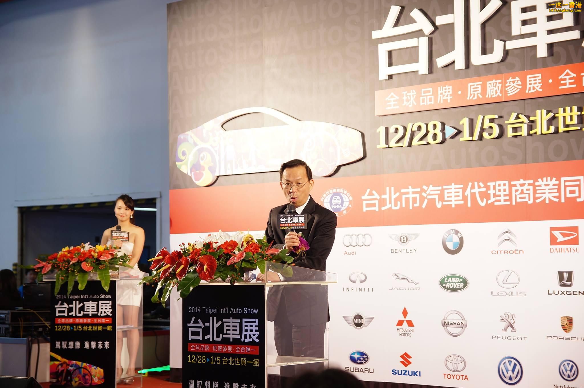 台北車展／小女神單手翻　五百名模辣尬220輛新車超跑。