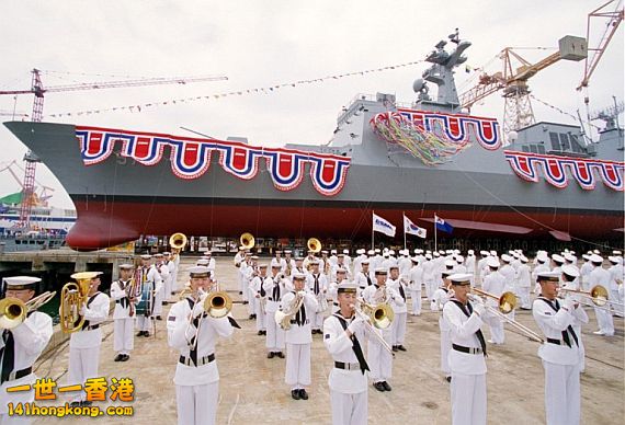 KDX-2首艦忠武公李舜臣號（DDH-975）在2002年5月22日大宇重工玉浦廠進行下水典禮的照片。.jpg.jpg