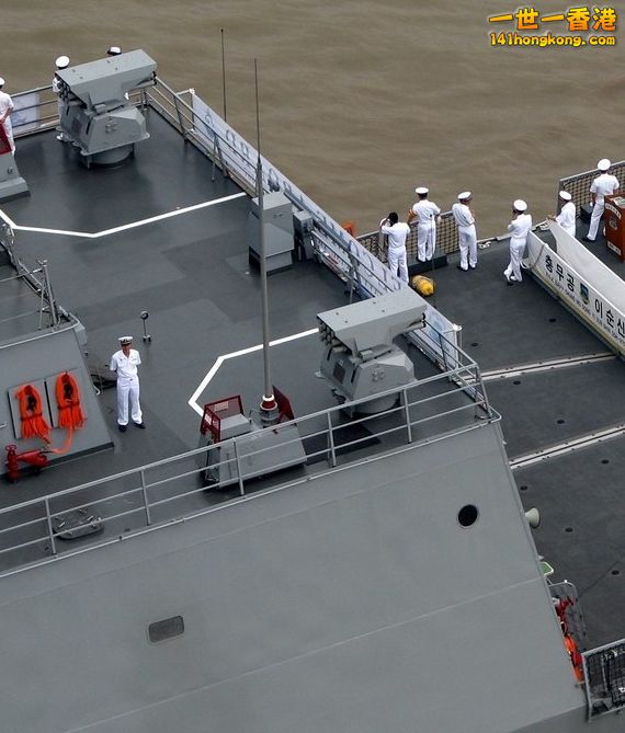 KDX-2首艦忠武公李舜臣號(DDH-975)機庫近照，機庫頂部兩側各裝一座SLQ-261K TACM魚雷反制誘餌的發射器。.jpg.jpg