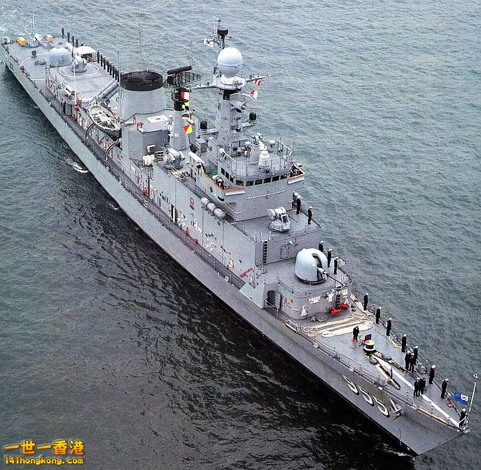 早期型蔚山級的馬山號(FFK-955)，配備兩門OTO 76mm快砲與兩門30mm機砲。.jpg.jpg