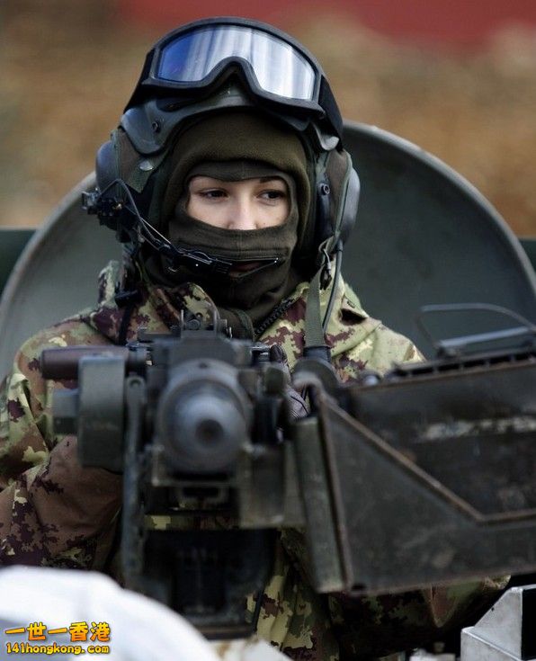Italian female soldier in UNIFIL..jpg