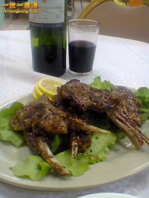 香草煎羊架配紅酒