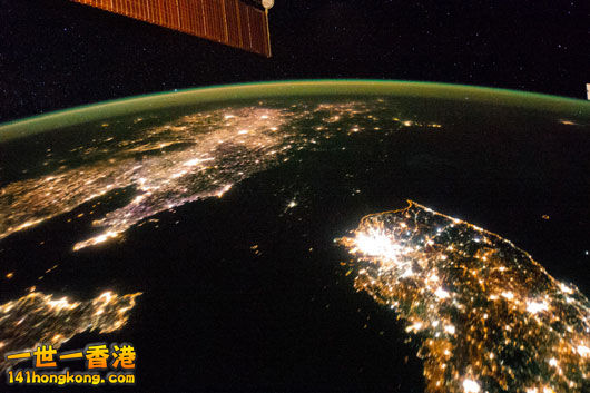 北韓領土的夜晚是一片漆黑，和鄰近的南韓（右下角）與中國大陸（左上）的明亮形成明顯對比。.jpg.jpg