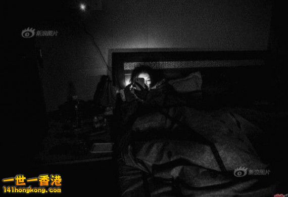 Coco，24岁，听说钱好赚，三年前只身从四川来到东莞。之前曾在一家桑拿工作，扫黄后没地方去，整天躲在家里 ...