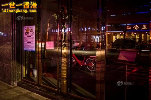 2月22日凌晨，东莞厚街。镇中心各条街道人群稀少，再无曾经的灯火通明。自央视曝光东莞色情产业后，扫黄风暴从这个城市的各个小镇蔓延开来，波及全国。