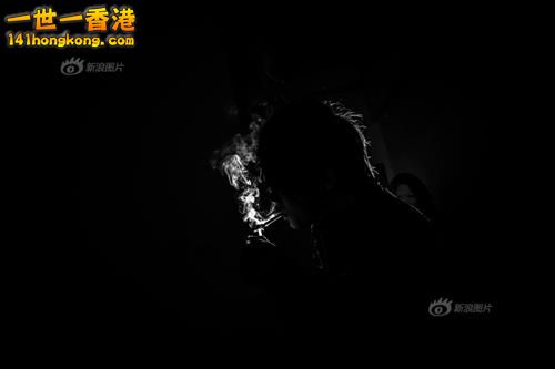 妞妞，从KTV出来以后，无所事事的她，整天在家里待着，钱花光了，她也打算去工厂找份工作。但是身上没身份证，她说没有工厂肯要。