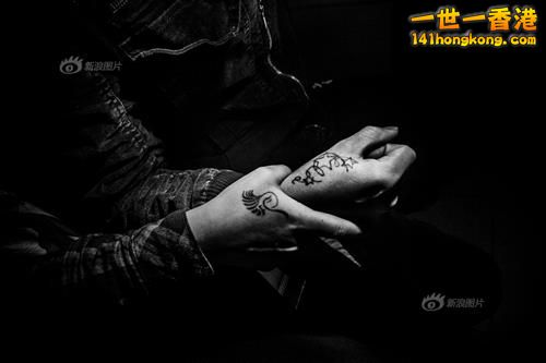 Sisi，17岁，两年前从河南跑到广东 ，在惠州做了一年的陪酒小姐，到东莞她做的第一件事是在自己的右手上纹 ...