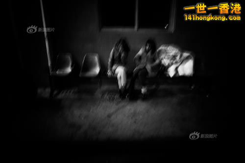 Coco和小美在出租房里看电视被查房的协警抓了，拷在治安队里等候民警来审问。她们在这边时间久，许多协警都 ...