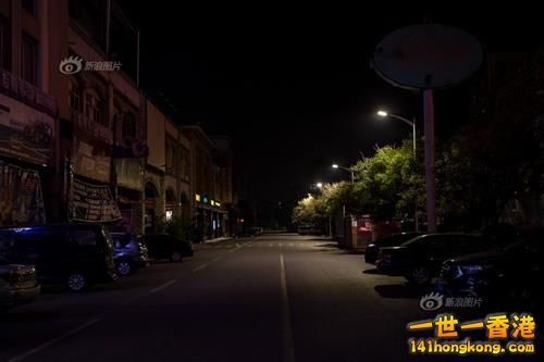 深夜正是酒吧一条街热闹的时候，往日的人潮涌动与现在形成了对比。