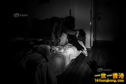 Coco被治安队放出来以后不敢回家住，在酒店开了间房。出租房的房东怪她惹来麻烦，已经通知她两天内必须搬出去。