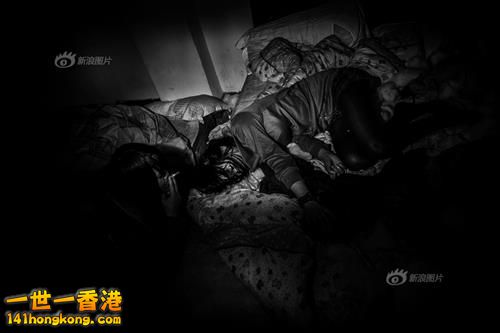 Sisi和她姐姐在KTV陪做酒，一度她们迷失在众人眼中的“公主”称号里。年前赚的钱留在了家里，出来后虽然身上带着钱但是姐姐的钱被男朋友骗走了，扫黄一来，两人整日在出租房里闲着、或者找别的姐妹借钱。