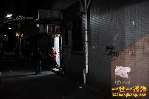 东莞的接头巷尾遍布着不计其数的出租屋，其中住在这样出租屋的大部分是来务工的人员和小姐，扫黄开始后，大批小姐转移或者怕被抓而去了别的地方，房屋空置率直线上升。