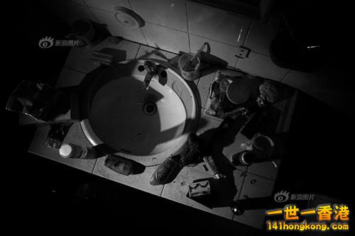 妞妞家里洗漱台上散落着头发和各样的化妆品，失业以后无心打理，每天几乎在都是在家里吃饭、睡觉看电视。“现在警察抓得严，现在出门就是随便买点吃的，也不用化妆。”妞妞说。