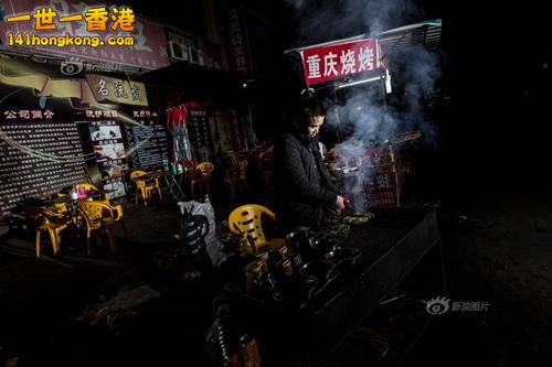 “现在基本没什么客人，以前都每天忙到两三点，有的时候还经常通宵，扫黄以后人少了很多。”小姐多，有时候感到厌烦，但是扫黄后，生意受到影响，烧烤摊的杜先生心情很复杂。 