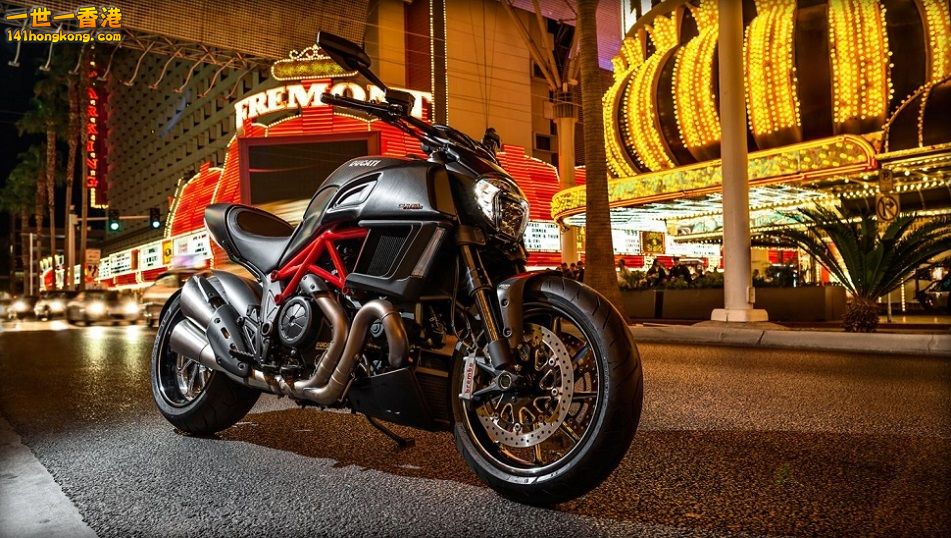 diavel-carbon_2014_amb-013-970x548-c.jpg
