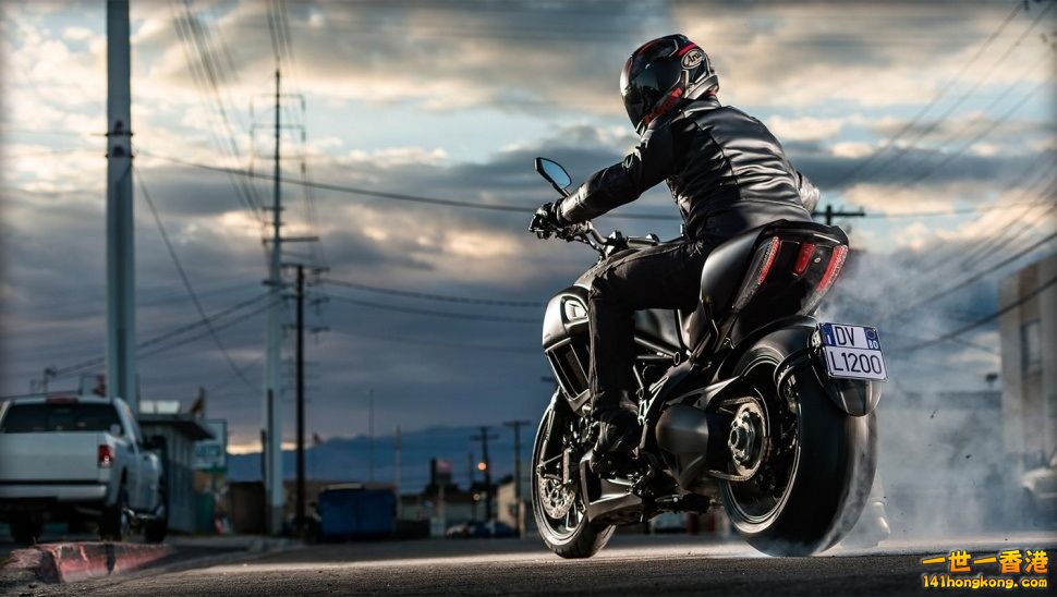 diavel-dark_2014_amb-004-970x548-c.jpg
