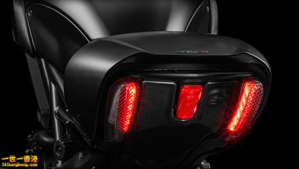 ducati-diavel-taillight-macro-970x548-c.jpg