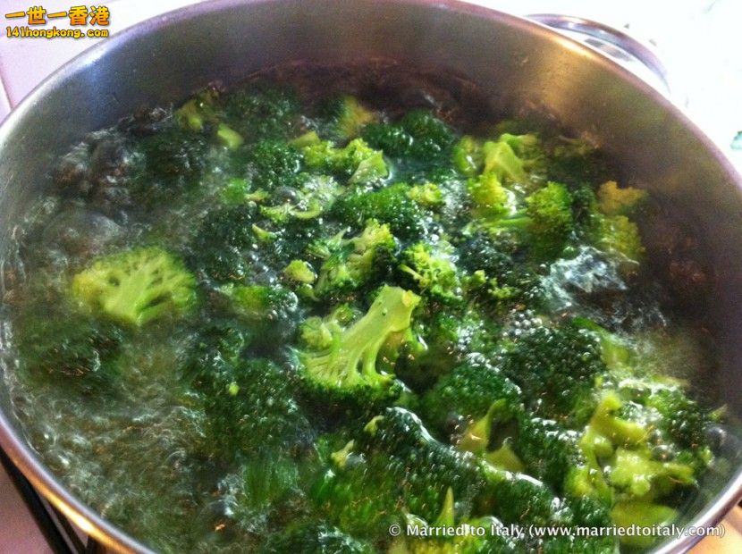 adaymag-3-mistakes-we-all-make-with-spaghetti-steak-and-broccoli-03-830x620.jpg