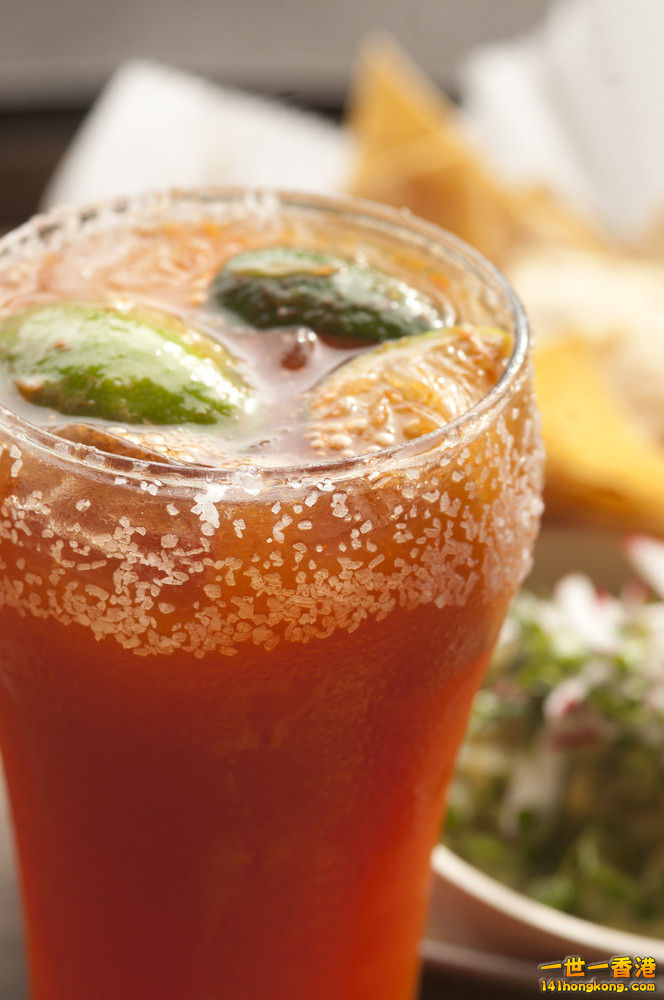 adaymag-these-are-the-drinks-bartenders-really-order-when-they-re-not-on-the-job-05.jpg