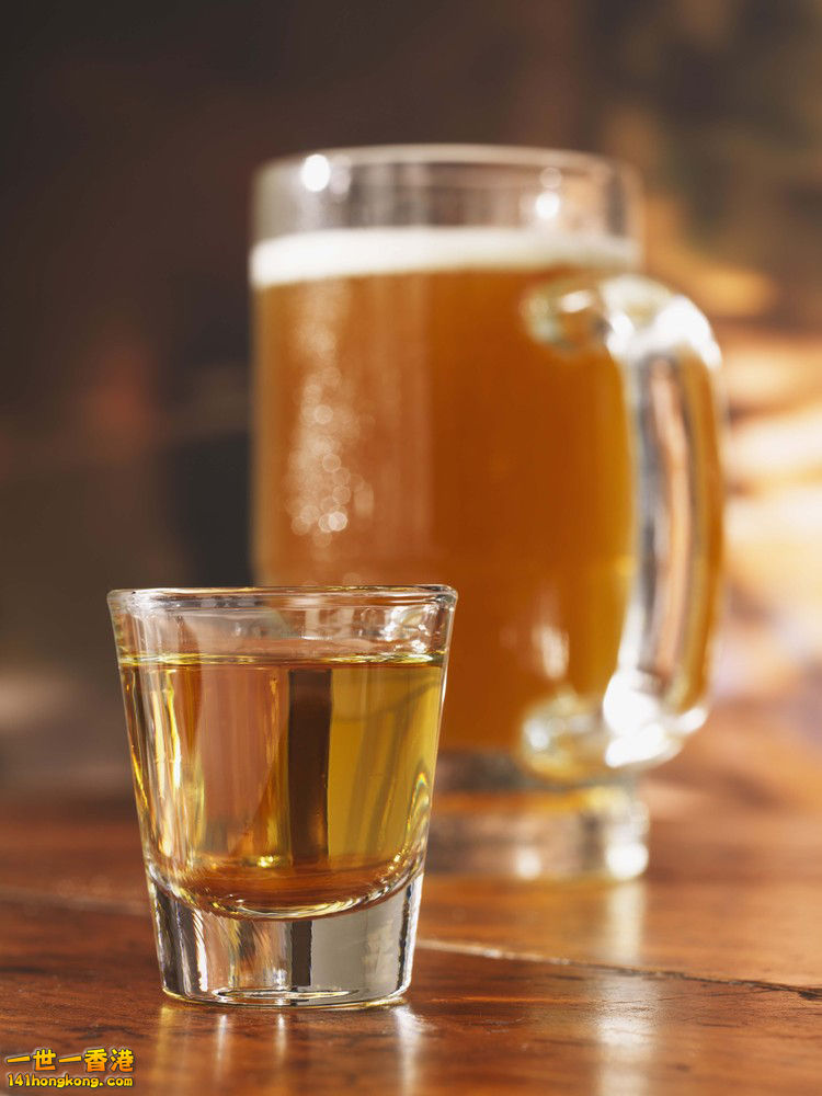 adaymag-these-are-the-drinks-bartenders-really-order-when-they-re-not-on-the-job-09.jpg