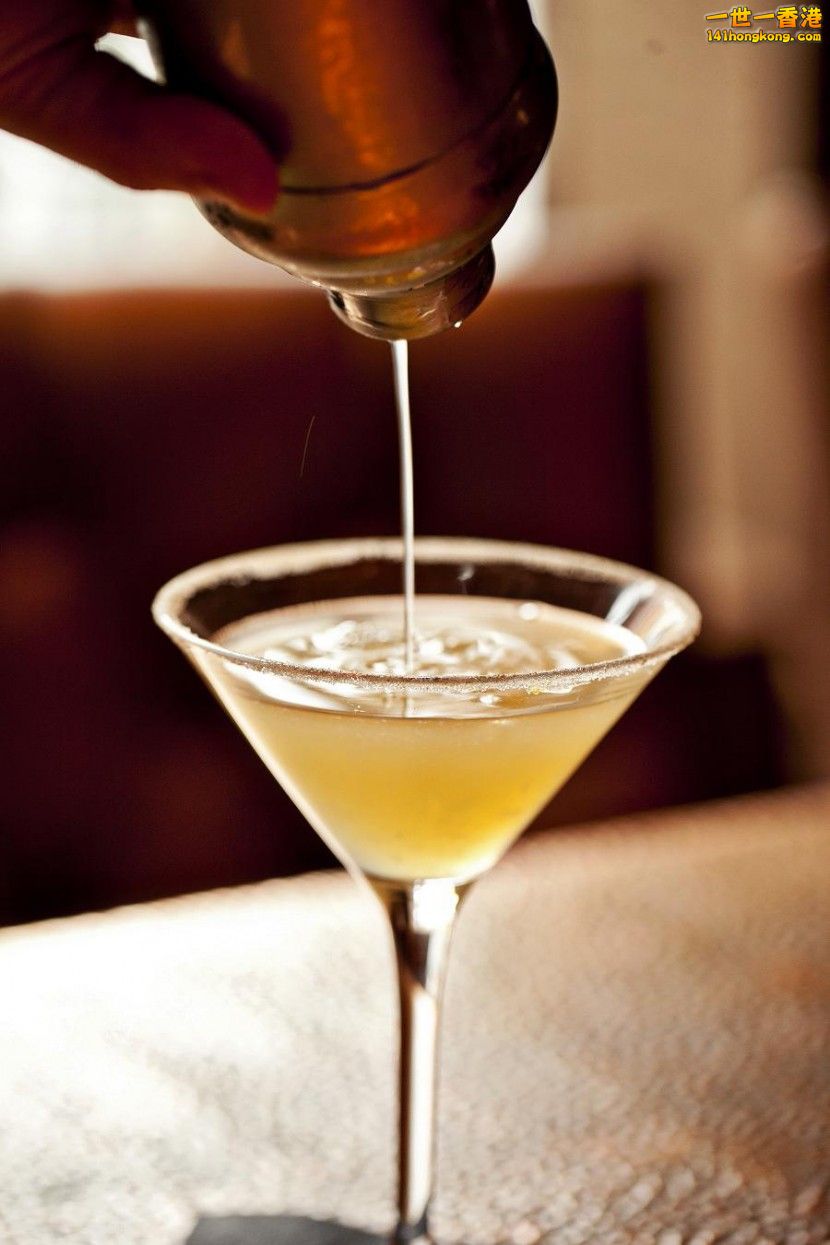 adaymag-these-are-the-drinks-bartenders-really-order-when-they-re-not-on-the-job.jpg