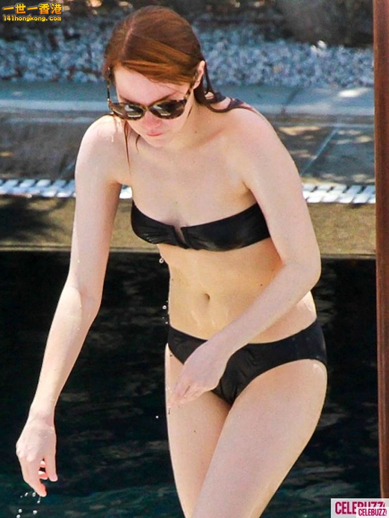 Emma-Stone-Bikini-AKM-768x1024.jpg