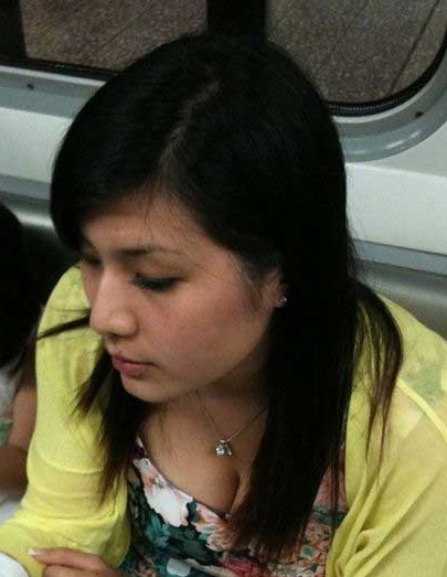 地铁上的花色长裙黄色外套美女二 (2).jpg