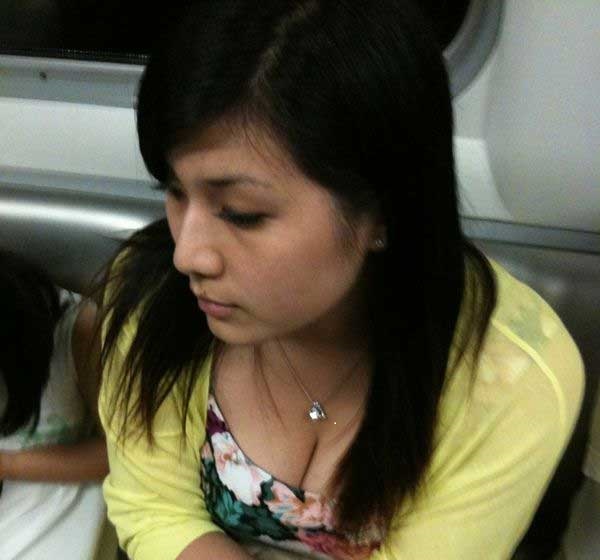 地铁上的花色长裙黄色外套美女二 (6).jpg
